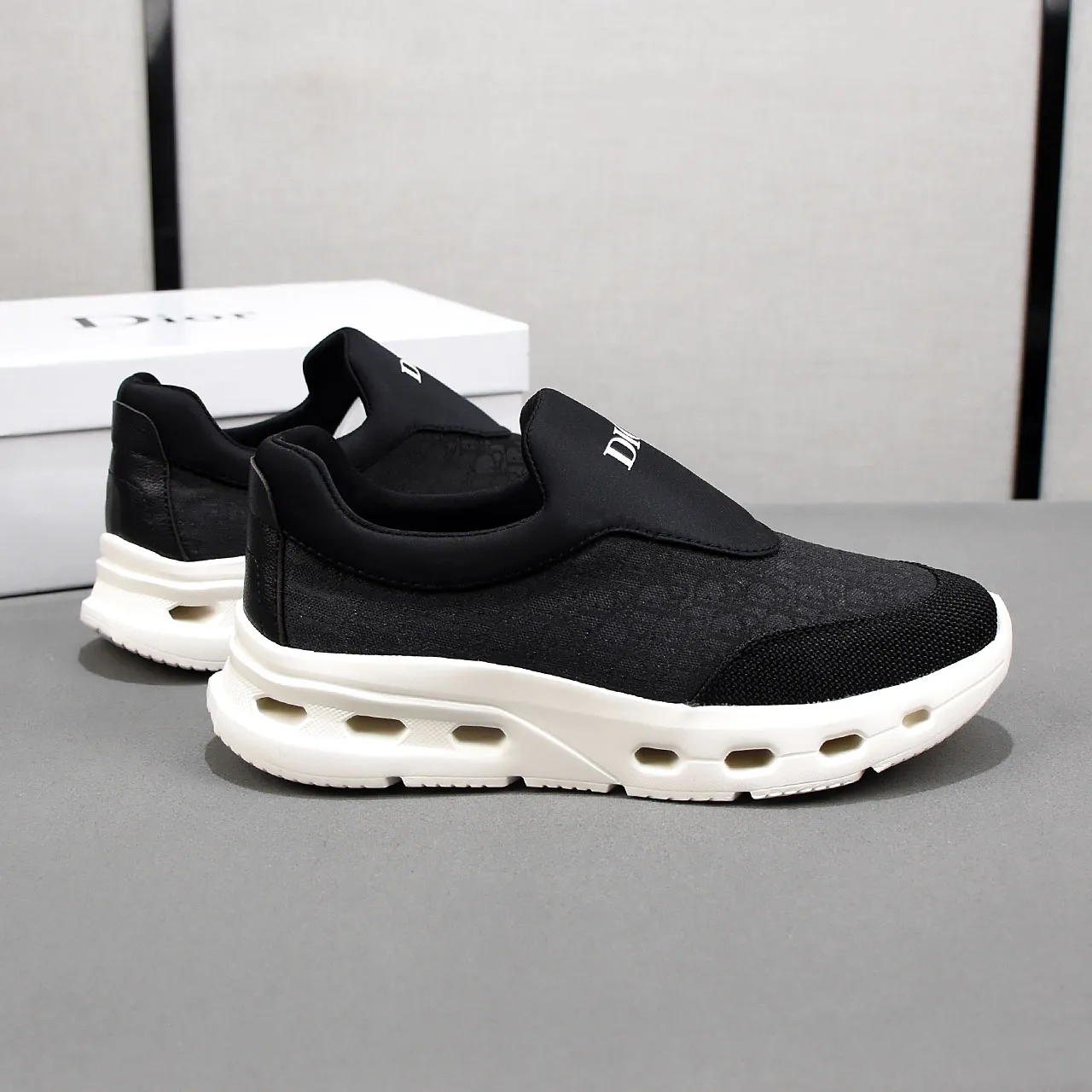 PP420🍒🍒🍒Dior's new 🆕low-cut casual sneakers, made of breathable mesh, with brand signature details on the shoe collar to enhance style. Fashionable and versatile, it can complement any look. With a sophisticated design that is both dynamic and modern, this new must-have shoe adds a new dimension to Dior's legacy, displaying modern elegance. Men's shoes 38-44 45🉑️customized
